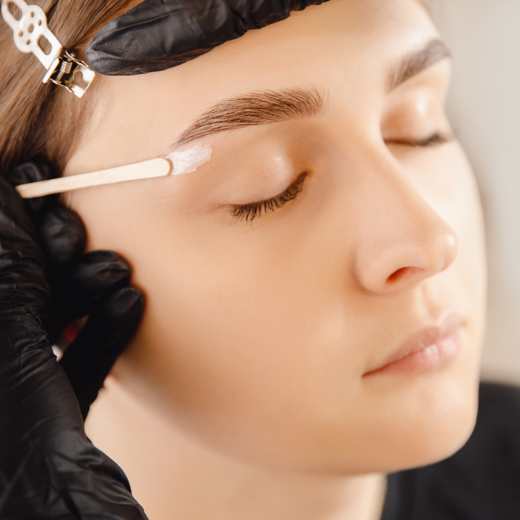 Laminowanie brwi – efekty zabiegu, cena, wykonanie w domu – wszystko, co musisz wiedzieć